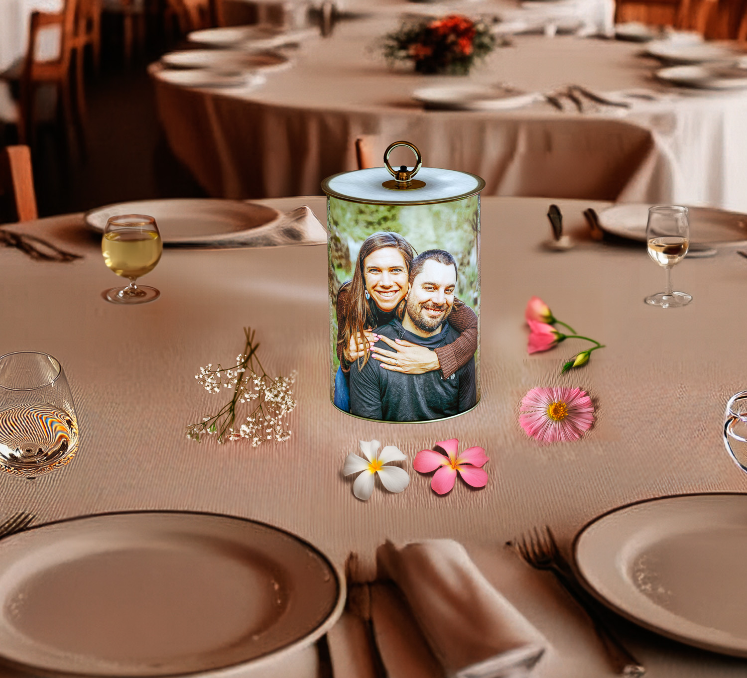 Battery lamp with engagement photos on a wedding dinner table